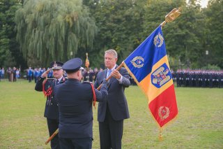 Președintele Romniei a nmnat Drapelul de lupt pompierilor dmbovițeni